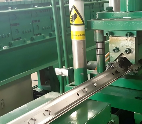 Servo besleyici ve hidrolik yumruklu yüksek hızlı raf rulo şekillendirme makinesi