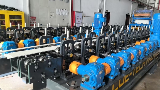 Çelik ve alüminyum için 30 ila 16 kalibrelik kalınlık kapasiteleri ile düzeltme rulo şekillendirme makinesi