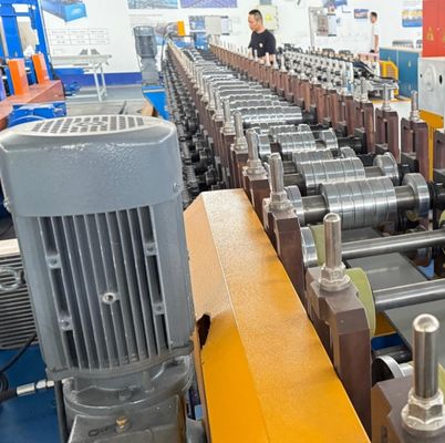 Genişliği ayarlanabilir sırt kapağı yuvarlama şekillendirme makinesi