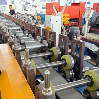 Genişliği ayarlanabilir sırt kapağı yuvarlama şekillendirme makinesi